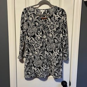 Black and white pleated blouse with decorative neckline - Size 14/16